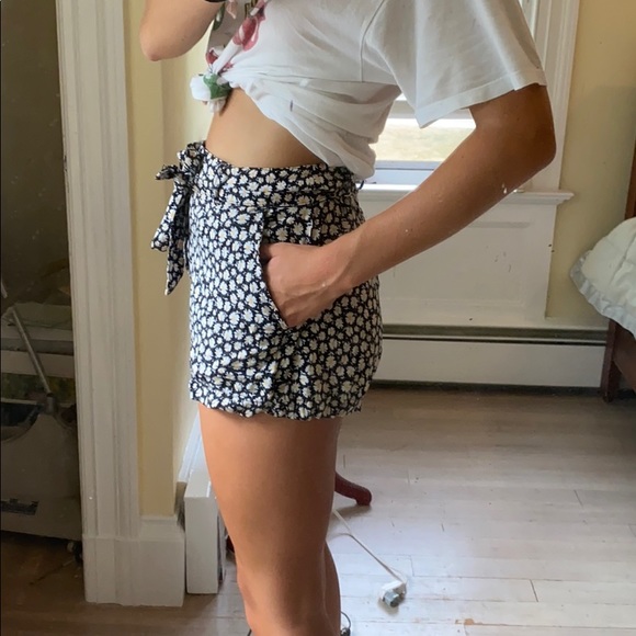 Short shorts daisy pattern cotton tied w/ pockets - Picture 2 of 3